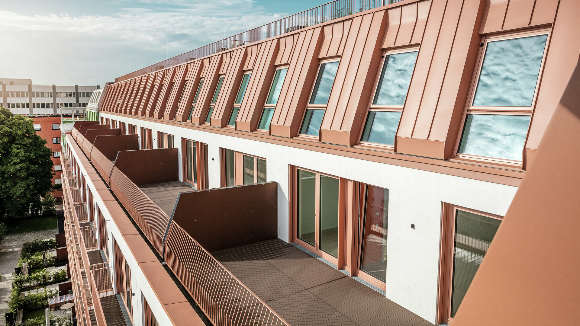 csm_Nahaufnahme-Dach-Terrasse-Wohnhaus-Van-B-Muenchen-PREFALZ-Aluminium-Dach-Sonderfarbe-IGP-Orange-HDP_584a45a3d2