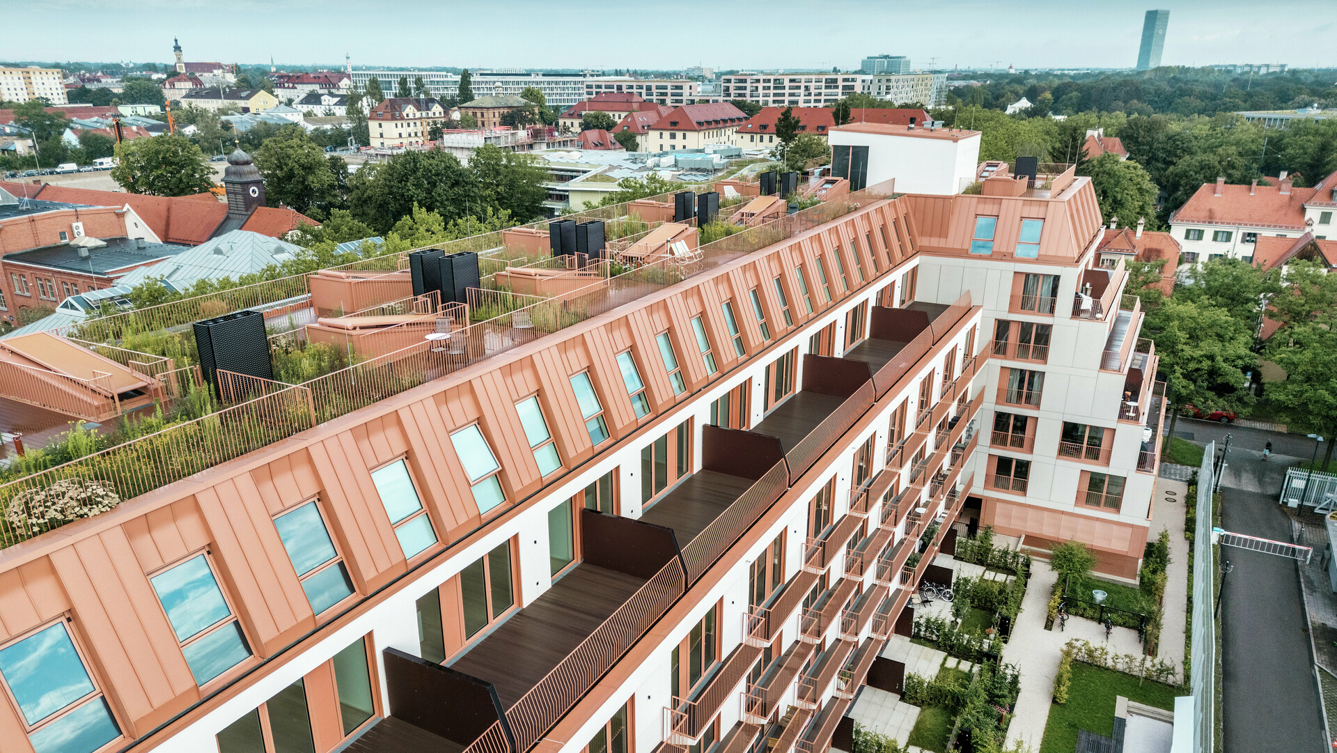 csm_Vogelperspektive-PREFALZ-Aluminium-Dach-Sonderfarbe-IGP-Orange-HDP-Wohnhaus-Van-B-Muenchen-Deutschland_174a280a2a