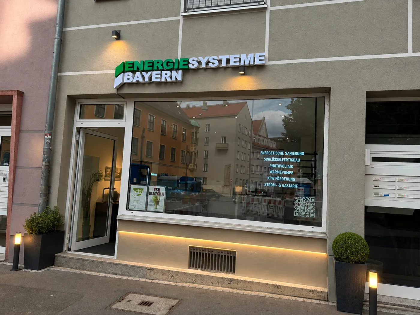 Eingang des ESB Concept Store von Energiesysteme Bayern in der Zeuggasse 1, Augsburg