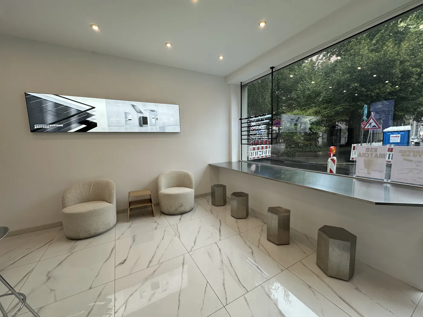Lounge-Bereich mit Sesseln und Produktdisplay im ESB Concept Store