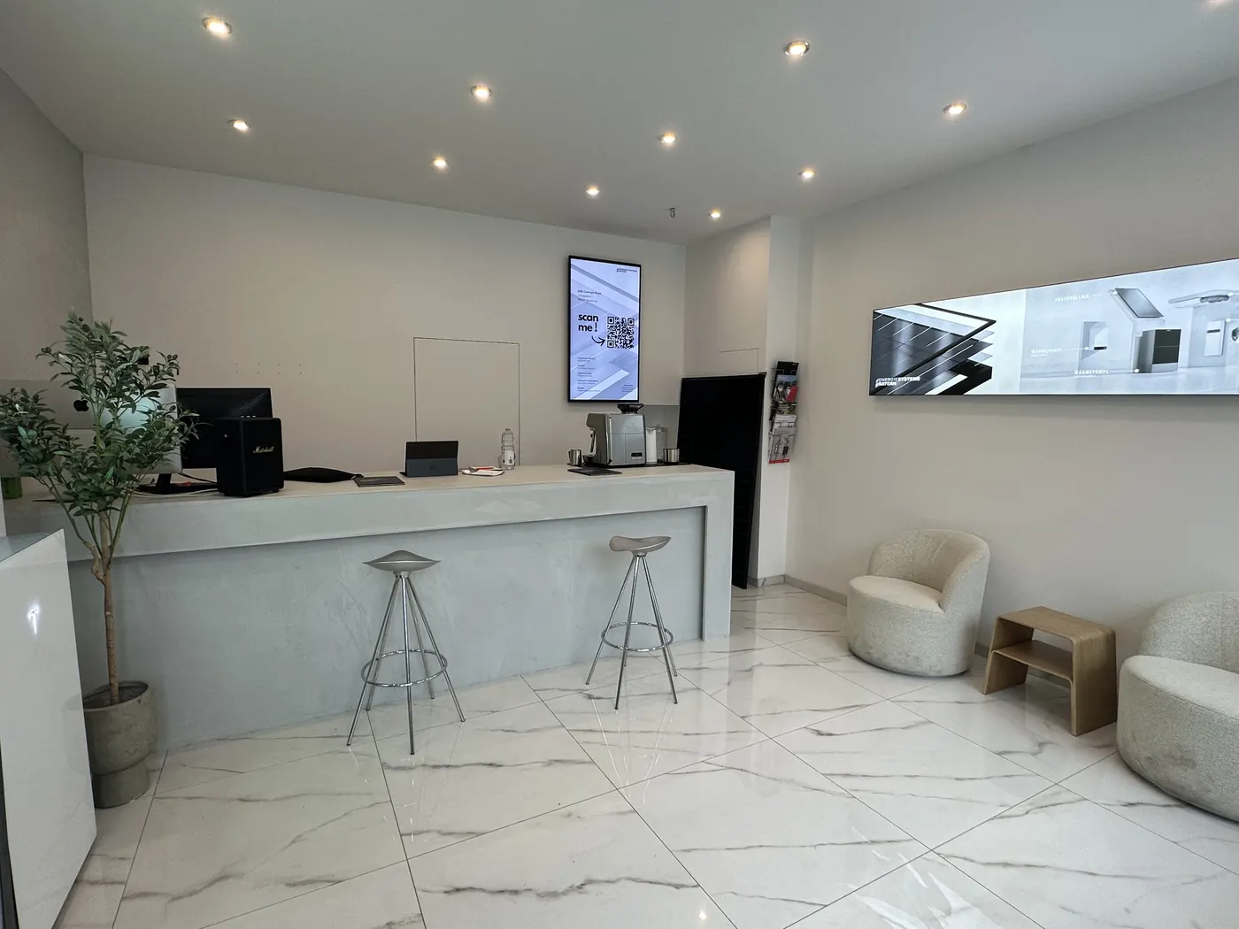 Beratungstheke mit Kaffeemaschine im ESB Concept Store